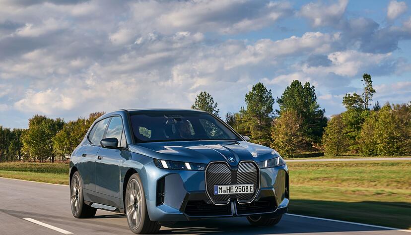 Frische Kraft für den iX: BMW bringt sein Oberklasse-E-SUV im Frühjahr mit geschärftem Design und optimierten Antrieben zurück.