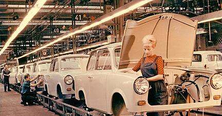 Produktion von Trabant im Sachsenring Werk II, im Jahre 1964 oder 1965. Heute ist dort das Horch-Museum untergebracht. Foto: Horch-Museum