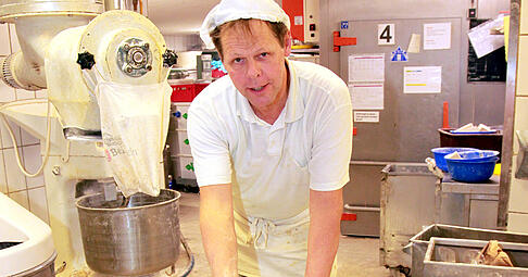 In den Bottich von Bäckermeister Volker Geiwiz passen 300 Kilo Teig.
