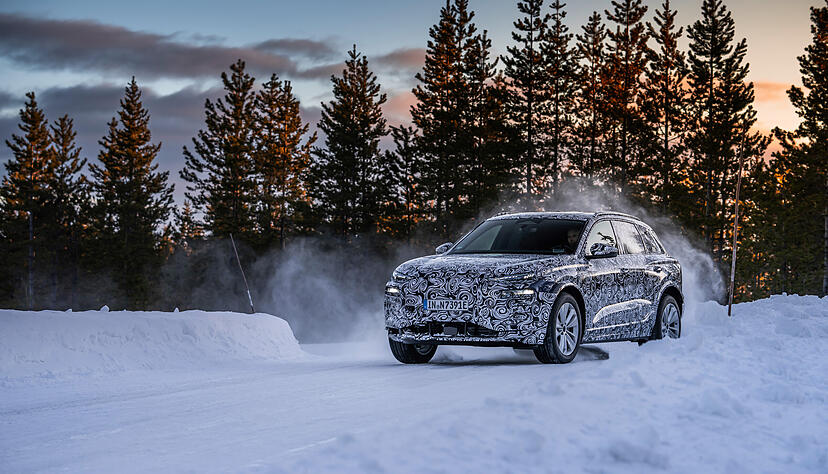 Das erste Foto zeigt einen getarnten Audi Q6 E-Tron bei Erprobungsfahrten auf Schnee und Eis.