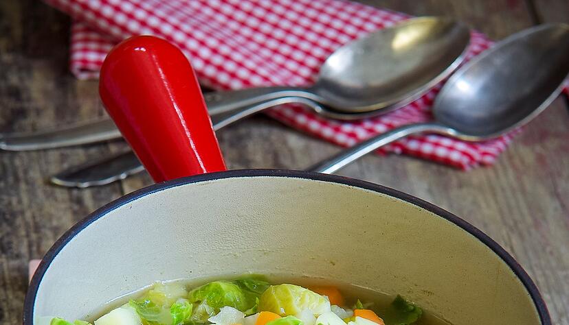 Hühnersuppe bei Erkältung: Wissenschaftliche Beweise für eine Heilwirkung gibt es nicht, dennoch kann heiße Suppe durch Wärme wohltuend sein.