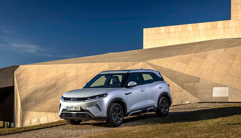 Kr&auml;ftige Erscheinung: Mit Details wie etwa den Schwellerleisten an der Flanke probt der Atto 2 den robusten Auftritt.