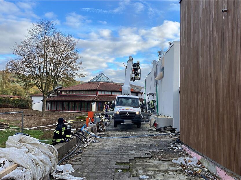 90 Kräfte der Feuerwehren sind in Niedernhall am Solebad im Einsatz. 90 Kräfte der Feuerwehren sind in Niedernhall am Solebad im Einsatz.