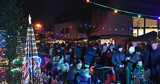 Bei der zweiten Auflage nach Corona wird es endlich wieder richtig voll an den St&auml;nden hinter dem Rathaus. Der Bretzfelder Weihnachtsmarkt wird von bemerkenswerten Vereinen und Ehrenamtlichen getragen, was ihn besonders macht.