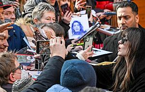 Ein Hauch von Glamour: US-Schauspielerin Anne Hathaway kam W&uuml;nschen nach Autogrammen und Selfies nach.
Foto: dpa