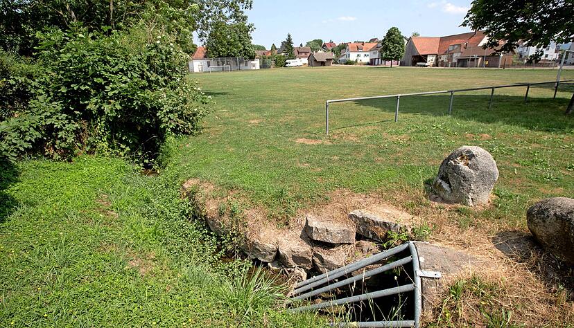 Das Seebächle entlang des Alten Sportplatzes in Willsbach bekommt ein neues Bett, in dem es nicht mehr eingeengt ist, sondern sich schlängeln darf. Das Seebächle entlang des Alten Sportplatzes in Willsbach bekommt ein neues Bett, in dem es nicht mehr eingeengt ist, sondern sich schlängeln darf.