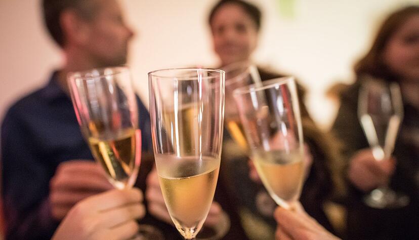 Nach Feierabend wird angesto&szlig;en: In einigen Unternehmen verschwimmen die Grenzen zwischen Arbeits- und Privatleben st&auml;rker als in anderen.