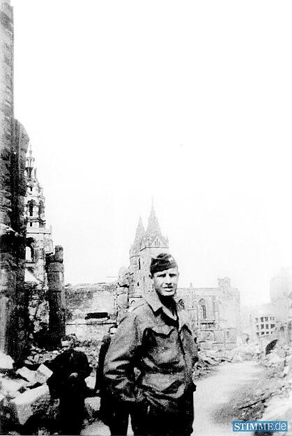 6.April 1945: Einmarsch US Armee in Heilbronn. US Captain Frederick S.Conley auf dem Kiliansplatz. 6.April 1945: Einmarsch US Armee in Heilbronn. US Captain Frederick S.Conley auf dem Kiliansplatz.