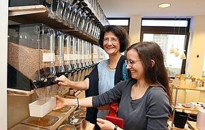 In einen Unverpackt-Laden bringen Kunden ihre eigenen Behälter zum Abfüllen mit.
Foto: Andreas Veigel In einen Unverpackt-Laden bringen Kunden ihre eigenen Behälter zum Abfüllen mit.
Foto: Andreas Veigel