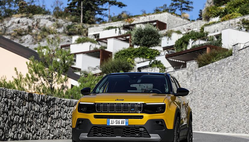 Auch wenn am Jeep Avenger fast alles neu ist - der Grill mit den sieben Schlitze lässt seine Herkunft deutlich erkennen. Auch wenn am Jeep Avenger fast alles neu ist - der Grill mit den sieben Schlitze lässt seine Herkunft deutlich erkennen.