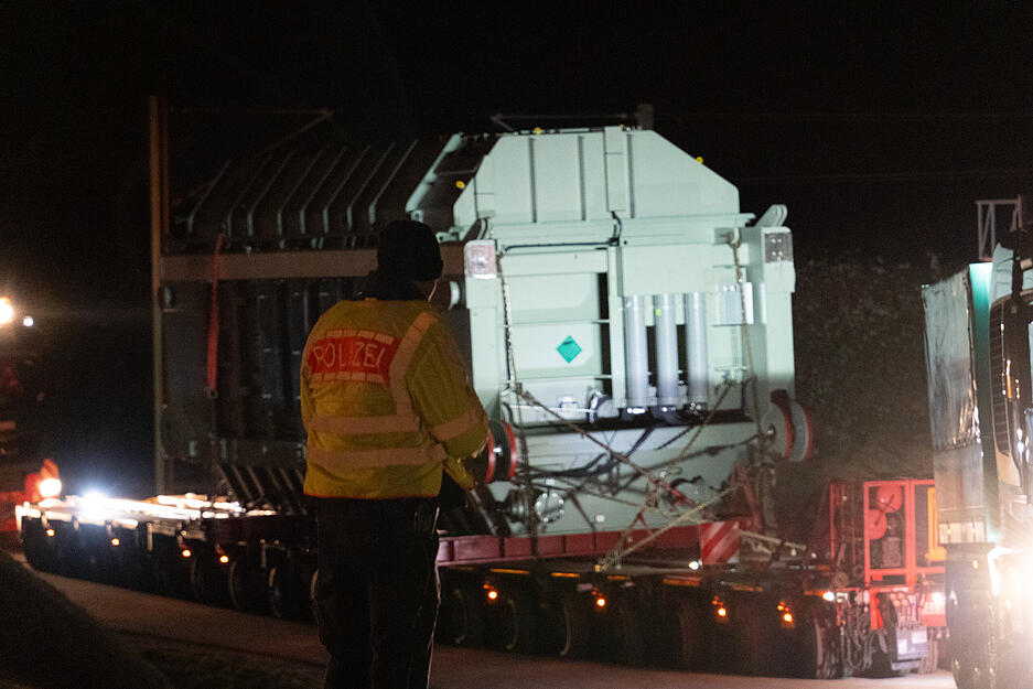 Ein Transformator wiegt rund 300 Tonnen.