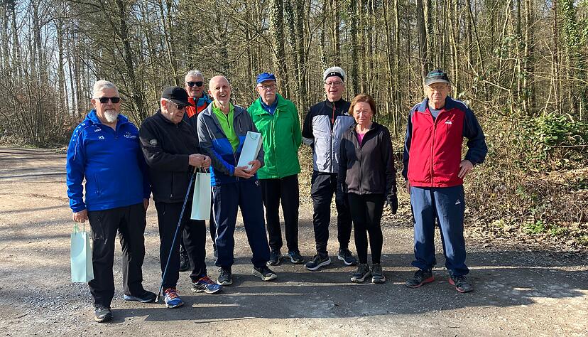 Seit 50 Jahren trifft sich diese Gruppe regelm&auml;&szlig;ig am Steinernen Tisch zum gemeinsamen Laufen. An diesem Morgen gibt es Wein f&uuml;r die drei M&auml;nner, die lange Zeit Abteilungsleiter des Lauftreffs waren.