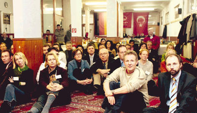 „Integration live“: Aufmerksame Wirtschaftsjunioren lauschten dem Referenten und ließen sich im Gebetsraum der Ditib-Moschee in Heilbronn ein Bild vom Islam vermitteln, das mancher bisher ganz anders gesehen hatte.
Foto: Marc Schmerbeck „Integration live“: Aufmerksame Wirtschaftsjunioren lauschten dem Referenten und ließen sich im Gebetsraum der Ditib-Moschee in Heilbronn ein Bild vom Islam vermitteln, das mancher bisher ganz anders gesehen hatte.
Foto: Marc Schmerbeck