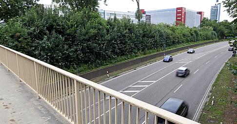 Von dieser Br&uuml;cke, die &uuml;ber die B27 bei Neckarsulm f&uuml;hrt, soll ein inzwischen 26-J&auml;hriger im September 2023 mehrere Gegenst&auml;nde auf Autos geworfen haben. (Symbolbild)