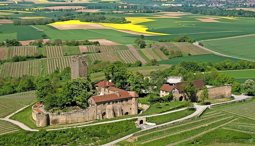 Wahrzeichen des Weinbaus im Kraichgau ist Burg Ravensburg bei Sulzfeld. 1251 erstmals erwähnt, gehört das Gut zu den ältesten in Deutschland. Wahrzeichen des Weinbaus im Kraichgau ist Burg Ravensburg bei Sulzfeld. 1251 erstmals erwähnt, gehört das Gut zu den ältesten in Deutschland.