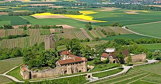 Wahrzeichen des Weinbaus im Kraichgau ist Burg Ravensburg bei Sulzfeld. 1251 erstmals erwähnt, gehört das Gut zu den ältesten in Deutschland.