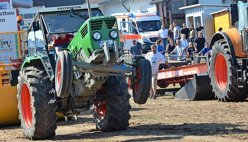 Mit voller Power ziehen die Trecker den Bremswagen &uuml;ber die Bahn, aber wenn die Nase erstmal in die H&ouml;he geht, ist meist die Luft raus.
Fotos: Stefanie Pf&auml;ffle