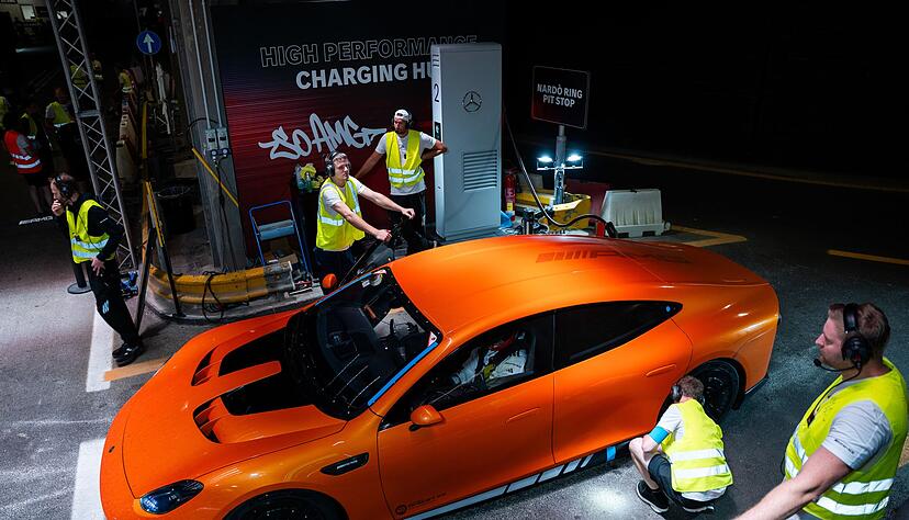 High Performance - auch beim Laden: Superschnellladen beim AMG Concept GTXX - neue Energie für 400 Kilometer in rund fünf Minuten. High Performance - auch beim Laden: Superschnellladen beim AMG Concept GTXX - neue Energie für 400 Kilometer in rund fünf Minuten.