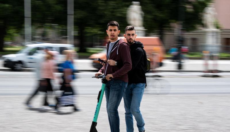 Auch das ist verboten: Touristen fahren zu zweit auf einem E-Roller durch Berlin-Mitte.
