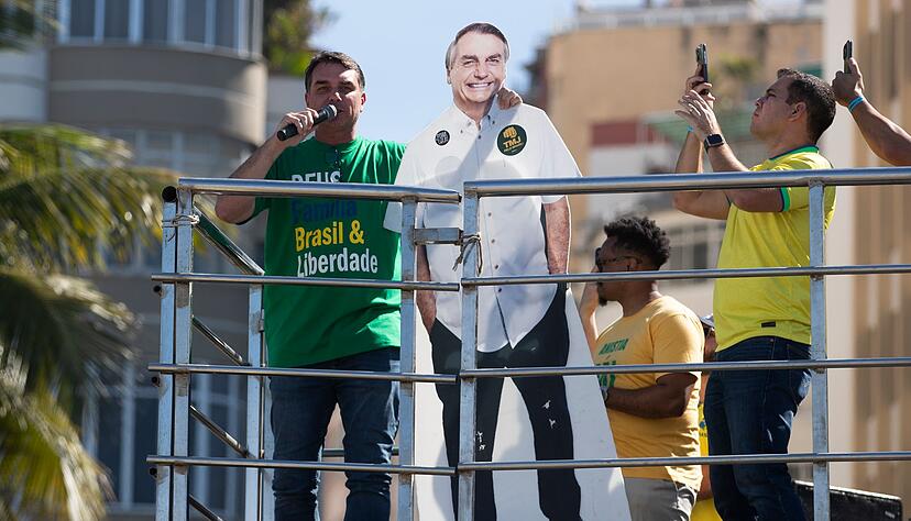 Flavio Bolsonaro stellte seinen Vater über Lautsprecher kurz zu den Demonstrierenden durch. Flavio Bolsonaro stellte seinen Vater über Lautsprecher kurz zu den Demonstrierenden durch.