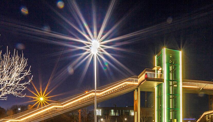 Die hell erleuchtete Campus-Brücke in der Heilbronner Innenstadt Die hell erleuchtete Campus-Brücke in der Heilbronner Innenstadt
