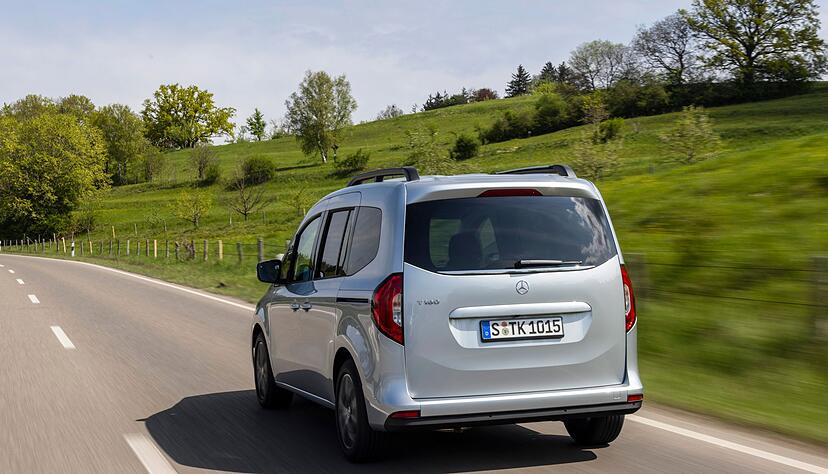 Die Verwandtschaft zum Citan ist der T-Klasse auch von hinten anzusehen. Doch nicht nur die die kantige Form, sondern auch die Technik haben beide gemeinsam.