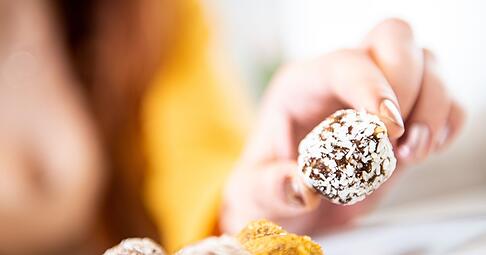 Ein Happen zwischendurch: Energyballs bestehen aus Trockenfrüchten und Nüssen. Sie lassen sich auch gut selbst herstellen.