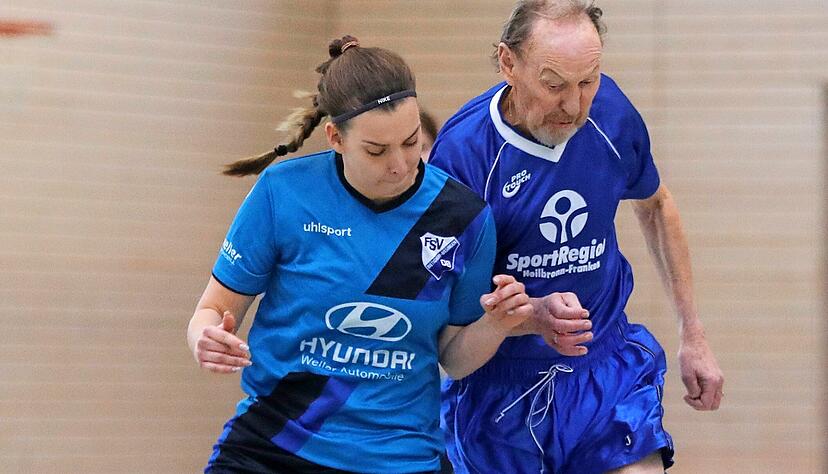 Der Fleiner Alfred Kulka (rechts) in einem der seltenen etwas "h&auml;rter" gef&uuml;hrten Zweik&auml;mpfe im Duell der &Uuml;70er gegen die Frauen.  
Fotos: Bertok