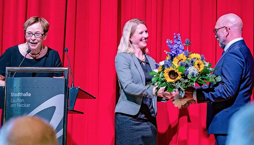 Ein Abend mit gelungenen musikalischen Beitr&auml;gen und kurzweiligen Reden: Die Vereidigung von Sarina Pfr&uuml;nder (Mitte) als neue B&uuml;rgermeisterin &uuml;bernahmen Stadtr&auml;tin Dagmar Zoller-Lang und Stadtrat Jan Reichle. 
Foto: Helmut Melchert