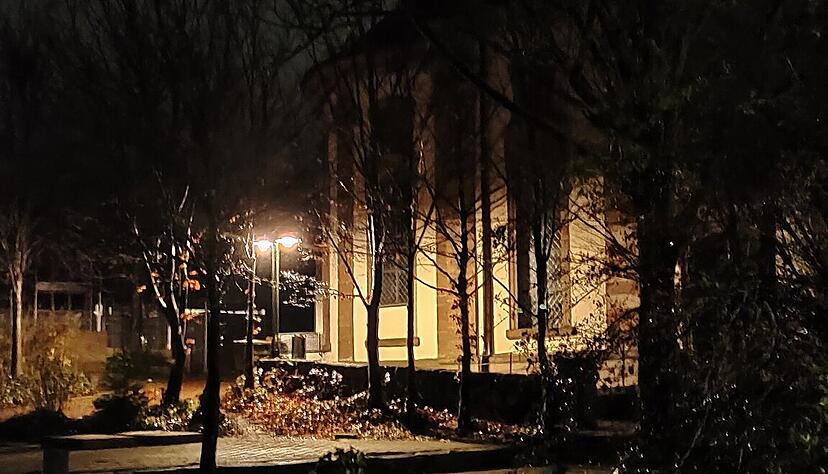 Fast ein bisschen gruselig mutet der Platz an der evangelischen Stephanuskirche im Ortskern von Abstatt mitten in der Nacht an.