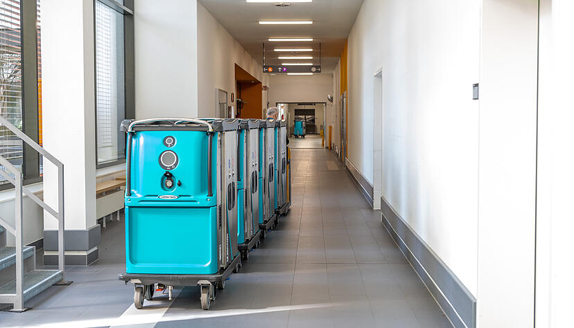 Täglich beliefert das Logistik-Team etwa 100 Bereiche im Haus mit bis zu 50 Versorgungswagen, entsorgt zehn Kubikmeter Abfall, bringt 40 Apothekenwagen auf die Stationen. Täglich beliefert das Logistik-Team etwa 100 Bereiche im Haus mit bis zu 50 Versorgungswagen, entsorgt zehn Kubikmeter Abfall, bringt 40 Apothekenwagen auf die Stationen.