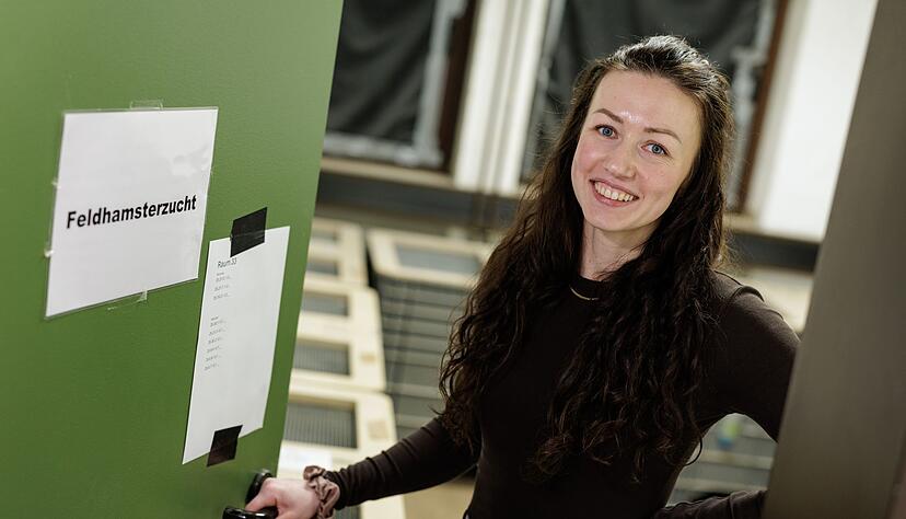 Projektleiterin Anika Hirz achtet bei den Verpaarungen von Feldhamstern auf die genetische Vielfalt. Projektleiterin Anika Hirz achtet bei den Verpaarungen von Feldhamstern auf die genetische Vielfalt.