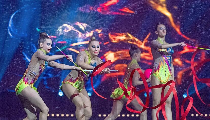 Die Sportlerinnen der deutschen Nationalmannschaft der Rhythmischen Sportgymnastik sorgten bei der Turngala mit Ball und B&auml;ndern f&uuml;r ein Feuerwerk an Bewegung, Harmonie und Eleganz.
Fotos: Mario Berger
