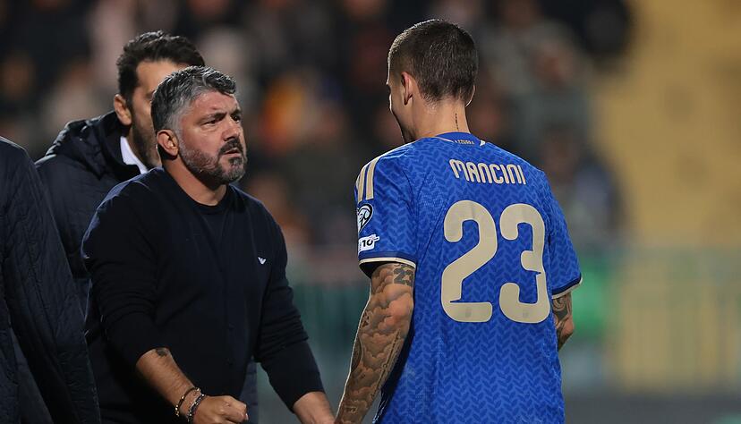 Trainer Gennaro Gattuso (l) wird mit Italien den Umweg über die Playoffs nehmen müssen. Trainer Gennaro Gattuso (l) wird mit Italien den Umweg über die Playoffs nehmen müssen.