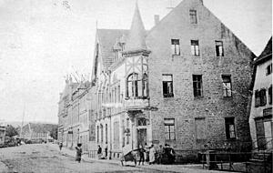 Das prachtvolle Gasthaus zum Schwanen wartete vor 100 Jahren noch mit einem Eckt&uuml;rmchen auf. Heute ist es wieder m&ouml;glich, in den restaurierten R&auml;umlichkeiten zu feiern - wenn das eine Pandemie nicht gerade verhindert.