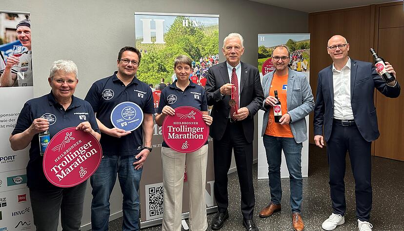 Von linksnach rechts: Gudrun Vogel (WLV), Projektleiter Holger Braun (HMG), Ariane Pakaki-Buchner, OB Harry Mergel, Torsten Scholze (VR Banken im Kreis HN), Steffen Schoch (HMG). Von linksnach rechts: Gudrun Vogel (WLV), Projektleiter Holger Braun (HMG), Ariane Pakaki-Buchner, OB Harry Mergel, Torsten Scholze (VR Banken im Kreis HN), Steffen Schoch (HMG).