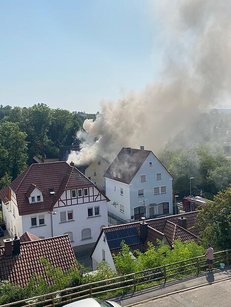 Starker Rauch stieg aus dem Geb&auml;ude auf.
