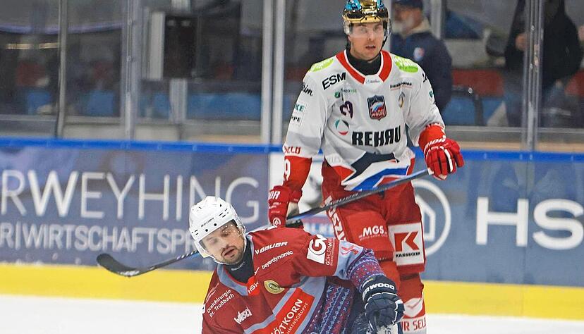 Die Heilbronner Falken um Niklas Jentsch (vorne) sind finanziell am Boden. Der Spielbetrieb bis zum Ende der Hauptrunde soll aber weitergehen. Die Teilnahme an den Playoffs ist laut den Statuten des DEB jedoch nicht erlaubt.
Foto: Marc Schmerbeck