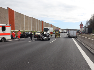 Bei einem Unfall auf der A6 zwischen Sinsheim und Wiesloch/Rauenberg wurde mindestens eine Person schwer verletzt. Bei einem Unfall auf der A6 zwischen Sinsheim und Wiesloch/Rauenberg wurde mindestens eine Person schwer verletzt.
