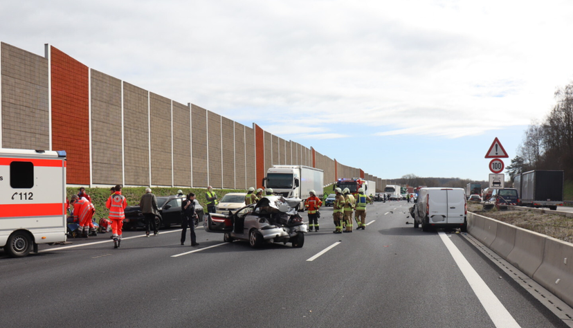 Bei einem Unfall auf der A6 zwischen Sinsheim und Wiesloch/Rauenberg wurde mindestens eine Person schwer verletzt.