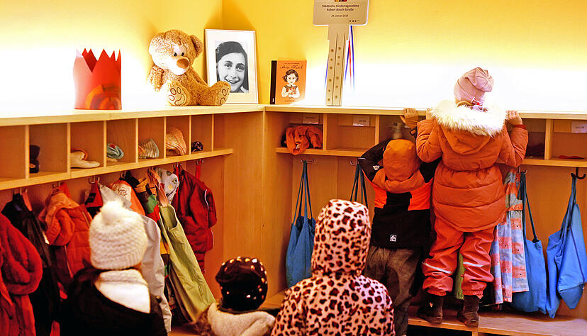 Ein Buch und ein Bild von Anne Frank bieten Kindern und Eltern in der Heilbronner Kita die M&ouml;glichkeit, sich zu informieren. Foto: Ralf Seidel