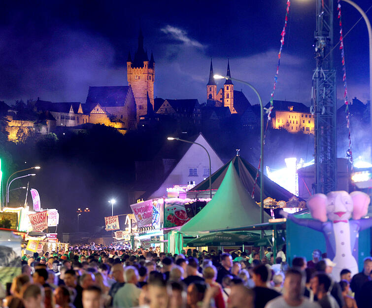 Um 22:30 Uhr startet Pyrotechniker Calmez das Feuerwerk &uuml;ber dem Talmarkt.