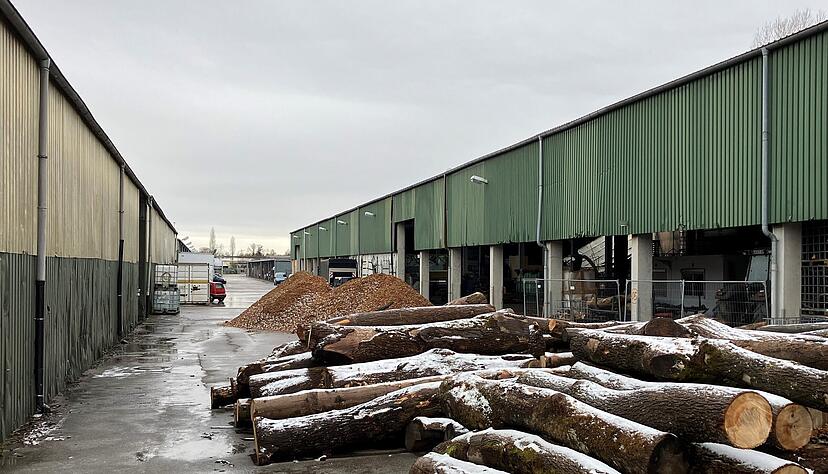 Die Halle auf dem ehemaligen Werzalit-Gel&auml;nde: Die Innenr&auml;ume im vorderen Bereich standen am Sonntagnachmittag in Flammen. Auch das Dach wurde in Mitleidenschaft gezogen.