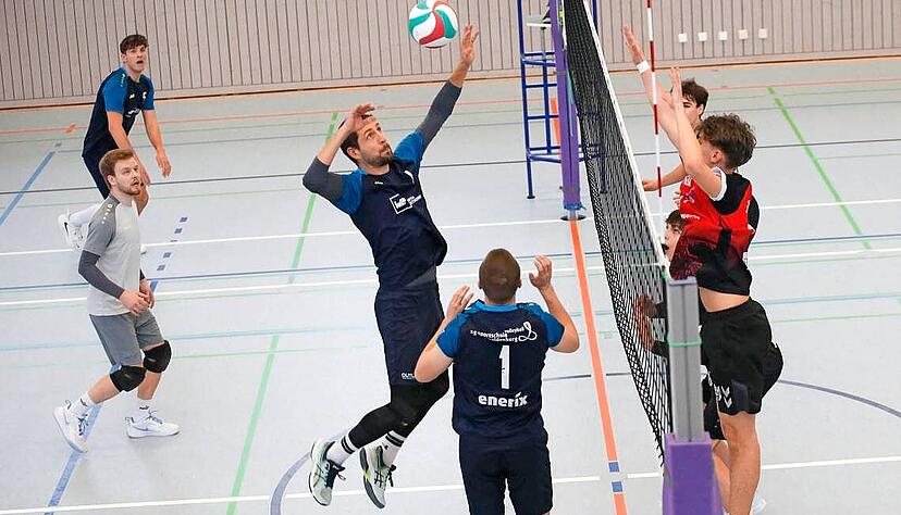 Der Waldenburger Kevin Wulf nimmt Maß. Die SG gewann gegen erst gegen Ludwigsburg, verlor dann aber gegen Ellwangen.
Foto: Herbert Schmerbeck Der Waldenburger Kevin Wulf nimmt Maß. Die SG gewann gegen erst gegen Ludwigsburg, verlor dann aber gegen Ellwangen.
Foto: Herbert Schmerbeck