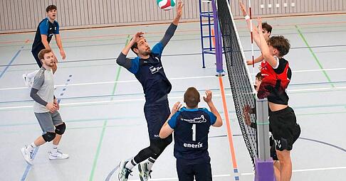 Der Waldenburger Kevin Wulf nimmt Maß. Die SG gewann gegen erst gegen Ludwigsburg, verlor dann aber gegen Ellwangen.
Foto: Herbert Schmerbeck Der Waldenburger Kevin Wulf nimmt Maß. Die SG gewann gegen erst gegen Ludwigsburg, verlor dann aber gegen Ellwangen.
Foto: Herbert Schmerbeck