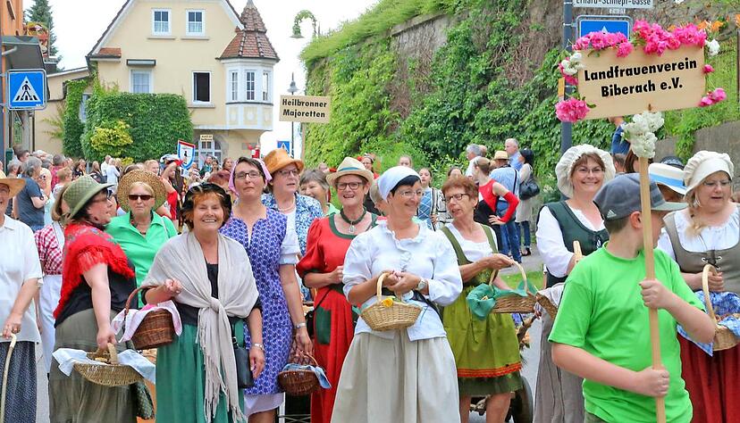 In feschen Trachten mit Leckereien durch den Ort: die Landfrauen beim Jubiläumsumzug gestern in Biberach.Fotos: Guido Sawatzki In feschen Trachten mit Leckereien durch den Ort: die Landfrauen beim Jubiläumsumzug gestern in Biberach.Fotos: Guido Sawatzki