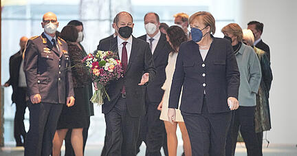 Angela Merkel und Olaf Scholz kommen zur Amtsübergabe. Foto: dpa