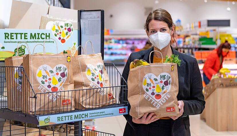 In "Rettert&uuml;ten" verkauft Lidl ab April nicht ganz perfektes Obst und Gem&uuml;se. Elisabeth Koep, Leiterin Nachhaltigkeit, stellte sie vor.