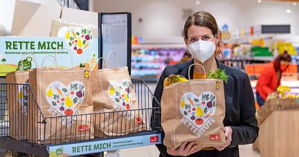 In "Rettertüten" verkauft Lidl ab April nicht ganz perfektes Obst und Gemüse. Elisabeth Koep, Leiterin Nachhaltigkeit, stellte sie vor.
Foto: Mario Berger