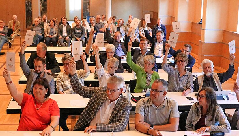 Der alte Kreistag − hier bei einer Abstimmung 2023 über die Kochertalbahn − wird am 15. Juli verabschiedet und das neue Gremium am 22. Juli eingesetzt.
Foto: Archiv/Reichert